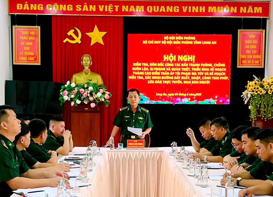 Đại tá Trương Thùy Dương - Phó Chỉ huy trưởng Nghiệp vụ BĐBP tỉnh phát biểu chỉ đạo các đơn vị