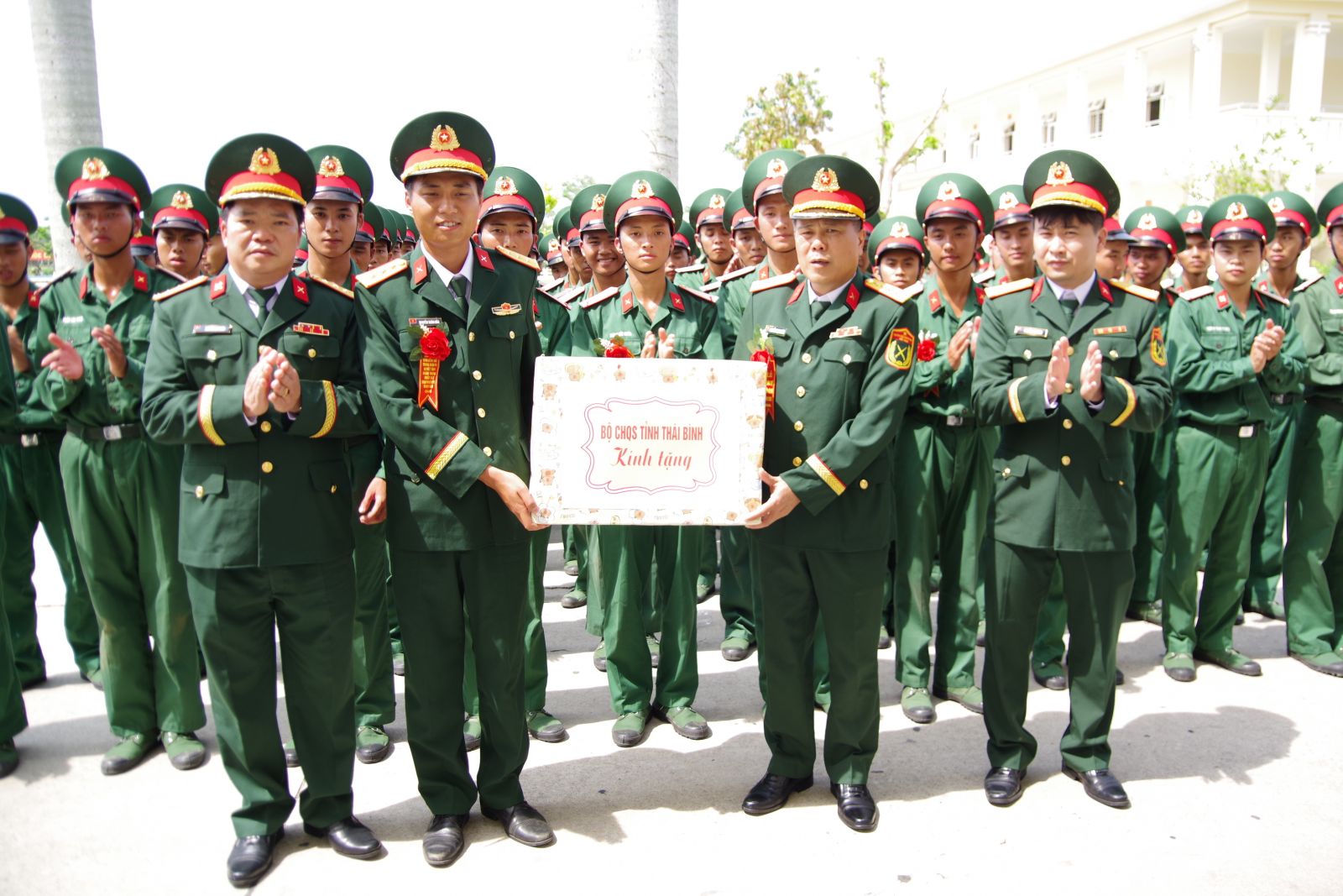 Thăm tặng quà chiến sĩ quê hương Thái Bình nhân dịp tuyên thệ chiến sĩ mới năm 2025