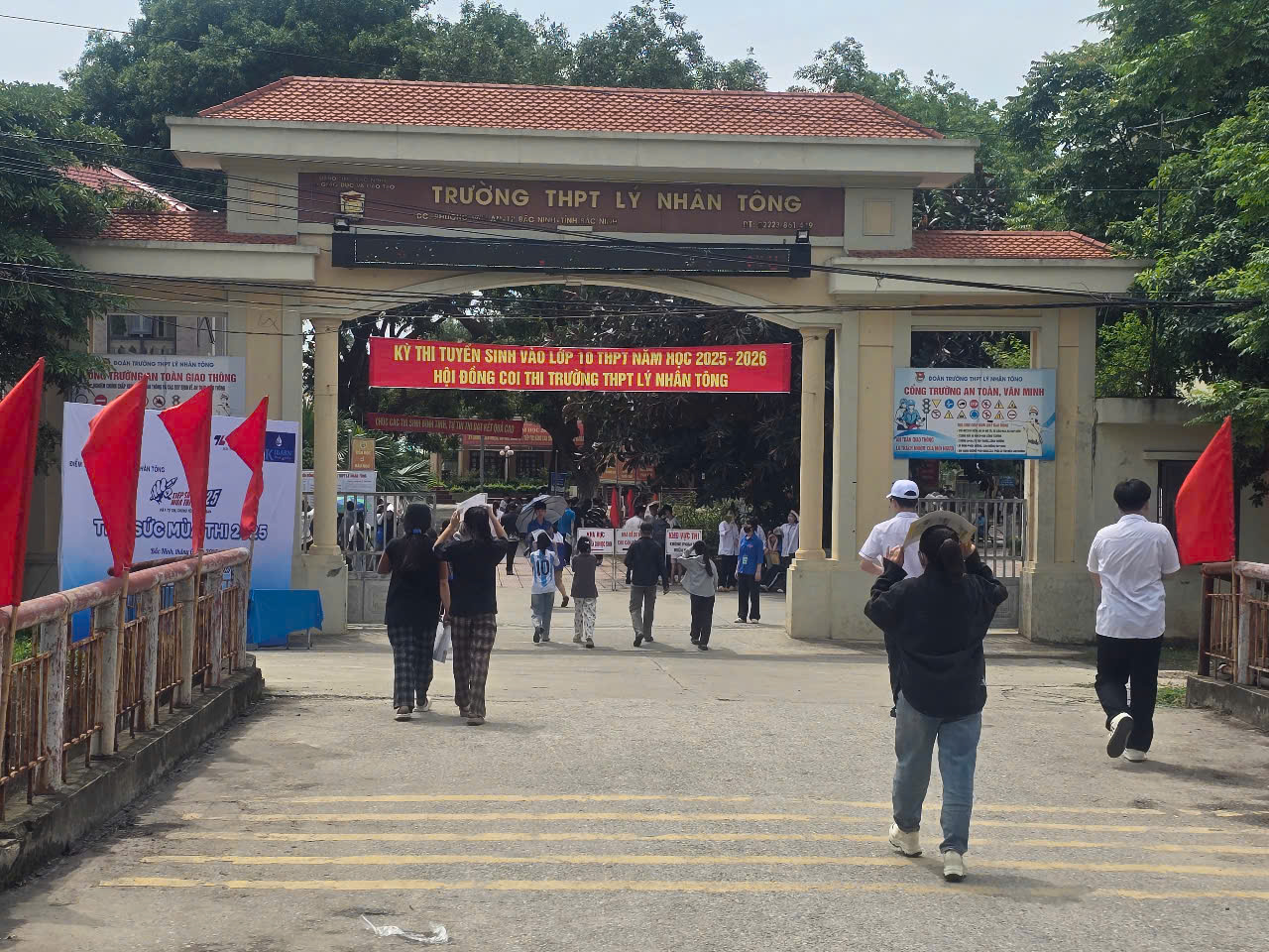 Các thí sinh đến điểm thi trường THPT Lý Nhân Tông làm thủ tục dự thi chiều 4/5. Các thí sinh đến điểm thi trường THPT Lý Nhân Tông làm thủ tục dự thi chiều 4/5.