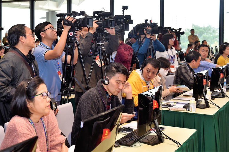 Quang cảnh các cơ quan báo chí tác nghiệp