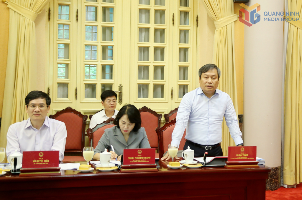 Ông Vũ Đại Thắng, Ủy viên Trung ương Đảng, Bí thư Tỉnh ủy, Trưởng Đoàn ĐBQH tỉnh Quảng Ninh, báo cáo tại buổi làm việc.