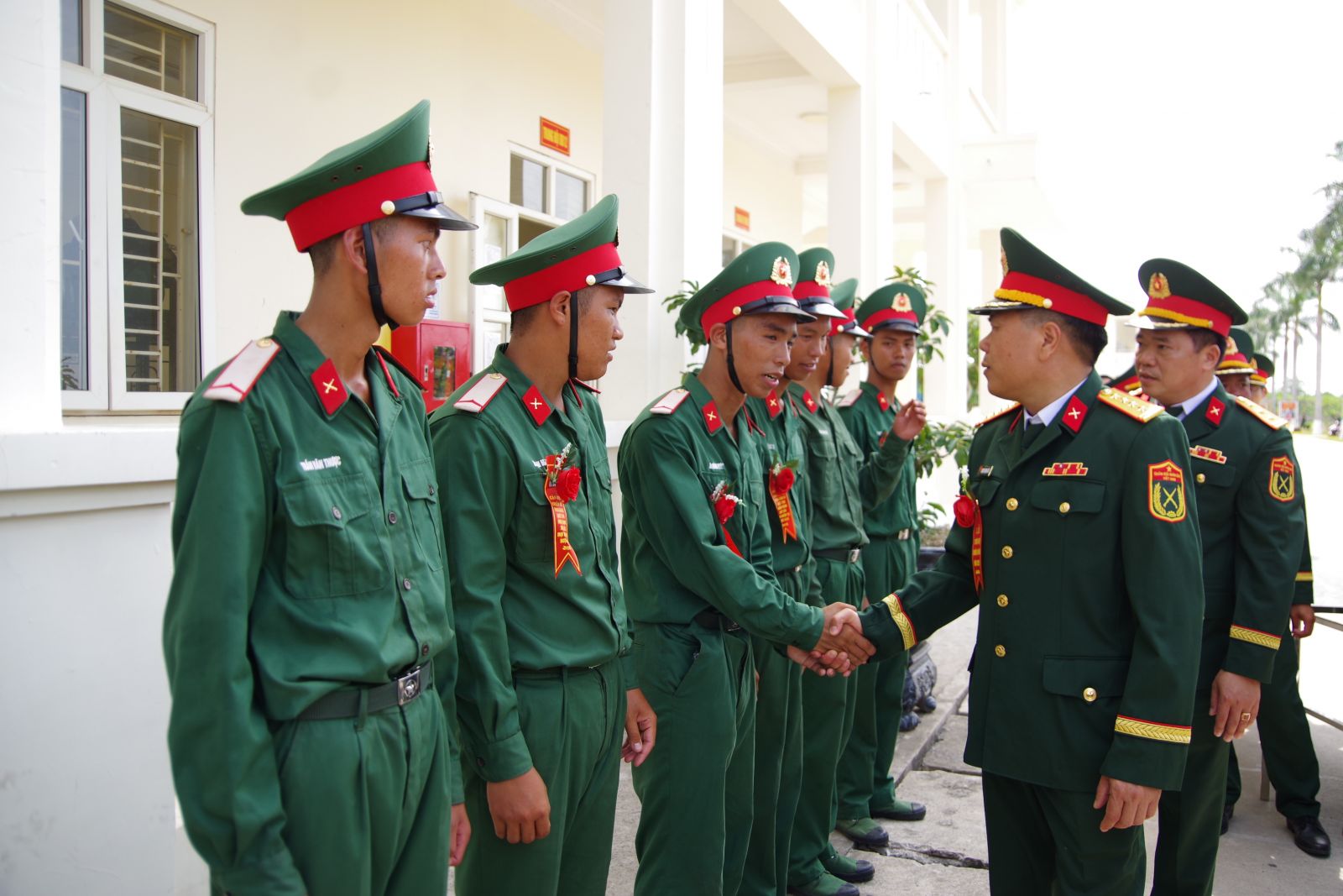 Thủ trưởng Bộ CHQS tỉnh thăm, động viên chiến sĩ con em quê hương Thái Bình