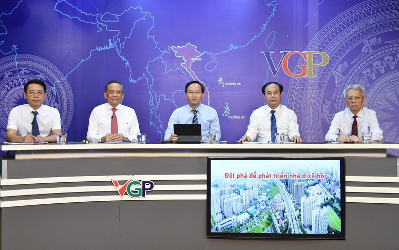 Các vị khách mời tham gia Tọa đàm (từ phải sang trái): TS. Nguyễn Sĩ Dũng, nguyên Phó Chủ nhiệm Văn phòng Quốc hội, điều phối chương trình Tọa đàm; Thứ trưởng Bộ Xây dựng Nguyễn Văn Sinh; Phó Chủ tịch UBND tỉnh Bắc Giang Phạm Văn Thịnh; ông Lê Hoàng Châu, Chủ tịch Hiệp hội Bất động sản TPHCM; ông Phạm Tiến Dũng – Chủ tịch HĐQT Công ty Cổ phần Cát Tường - Ảnh: VGP/Dương Tuấn Các vị khách mời tham gia Tọa đàm (từ phải sang trái): TS. Nguyễn Sĩ Dũng, nguyên Phó Chủ nhiệm Văn phòng Quốc hội, điều phối chương trình Tọa đàm; Thứ trưởng Bộ Xây dựng Nguyễn Văn Sinh; Phó Chủ tịch UBND tỉnh Bắc Giang Phạm Văn Thịnh; ông Lê Hoàng Châu, Chủ tịch Hiệp hội Bất động sản TPHCM; ông Phạm Tiến Dũng – Chủ tịch HĐQT Công ty Cổ phần Cát Tường - Ảnh: VGP/Dương Tuấn