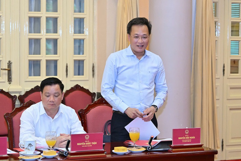 Bí thư Tỉnh ủy Hưng Yên báo cáo tại buổi làm việc