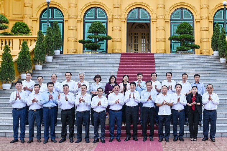 Các đại biểu tham dự buổi làm việc