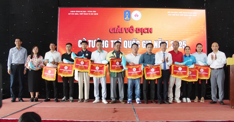 Ban tổ chức trao cờ lưu niệm cho các đơn vị tham dự giải