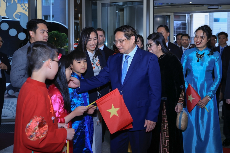 Thiếu nhi và đại diện cộng đồng người Việt Nam tại Estonia đón Thủ tướng tại sân bay - Ảnh: VGP/Nhật Bắc