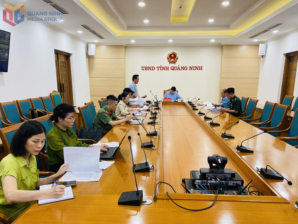 Lãnh đạo Sở Nông nghiệp và Môi trường báo cáo tại cuộc họp. Lãnh đạo Sở Nông nghiệp và Môi trường báo cáo tại cuộc họp.