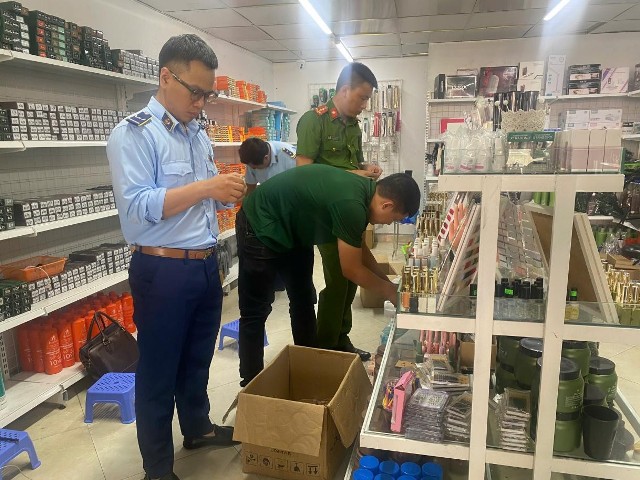 Phát hiện và tiêu hủy 150 lọ nhũ sơn móng tay không rõ nguồn gốc