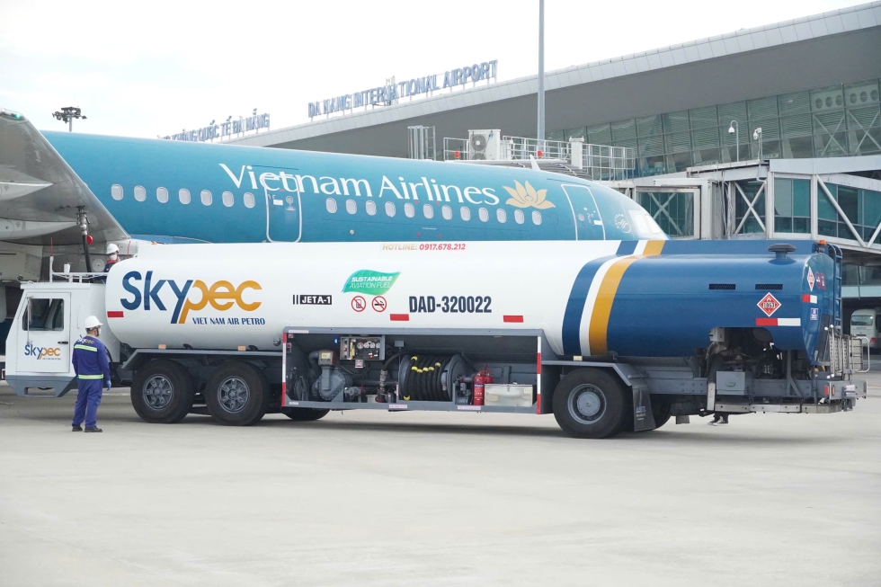 Skypec đang thực hiện tra nạp nhiên liệu hàng không bền vững SAF tại Cảng Hàng không Quốc tế Đà Nẵng Skypec đang thực hiện tra nạp nhiên liệu hàng không bền vững SAF tại Cảng Hàng không Quốc tế Đà Nẵng