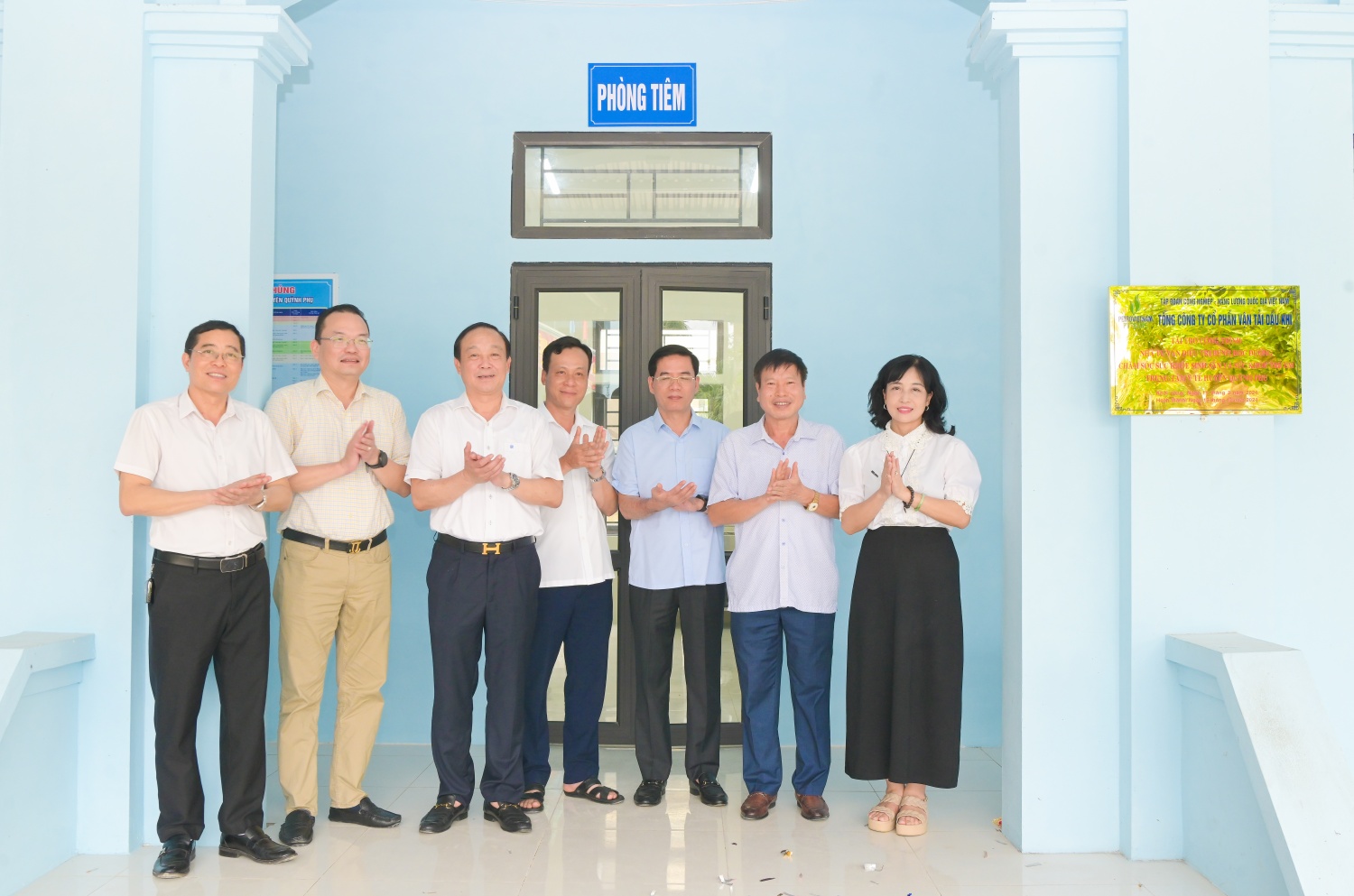 Các đại biểu gắn biển công trình “Nhà tư vấn điều trị bệnh học đường, chăm sóc sức khỏe sinh sản và sức khỏe trẻ em”