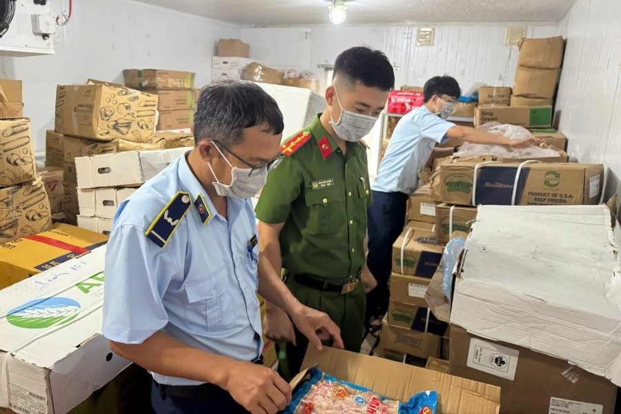 Quảng Bình: Phát hiện hơn 3,9 tấn thực phẩm đông lạnh nhập lậu