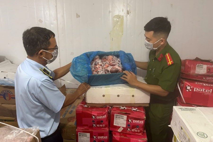Lực lượng chức năng phát hiện hơn 3,9 tấn thực phẩm đông lạnh các loại nhập lậu.