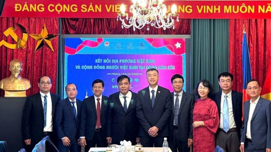 Đoàn công tác tỉnh Quảng Bình chụp ảnh lưu niệm với Đại sứ Việt Nam tại Cộng hòa Séc.
