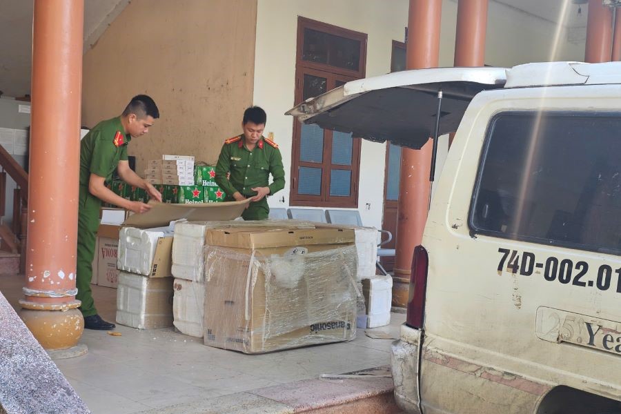 Công an Quảng trị tạm giữ hàng hóa và phương tiện để điều tra xử lý.
