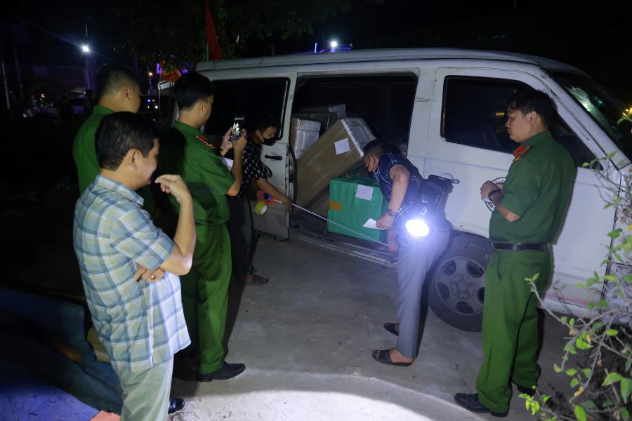 Lực lượng chức năng kiểm tra số hàng hóa nhập lậu tại hiện trường.