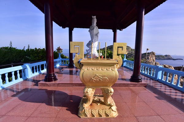 Điểm cao nhất của Đảo Yến hòn Nôi là nơi thờ Phật Bà Quan Thế Âm Bồ Tát