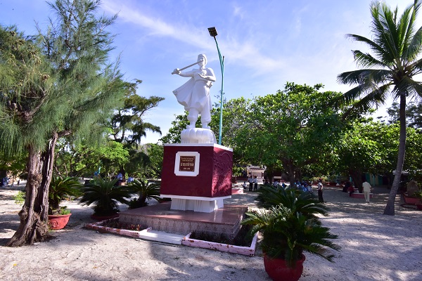 Đài tưởng niệm Đại đô đốc Lê Thị Huyền Trâm, người được dân suy tôn bà là Đảo Chủ Thánh Mẫu và lập miếu thờ trên đảo Yến.