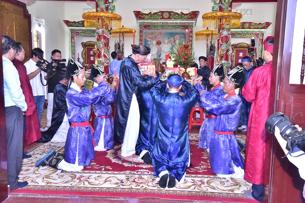 Ban tế lễ của Công ty Yến sào Khánh Hòa làm thủ tục cúng tế trước bàn thờ Tổ ngành Yến Sào
