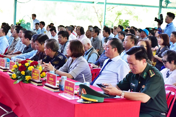 Đại biểu đến dự Lễ hội Yến sào