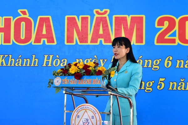 Bà Trịnh Thị Hồng Vân - Chủ tịch HĐTV Công ty Yến sào Khánh Hòa báo cáo về tình hình xây dựng, phát triển của công ty