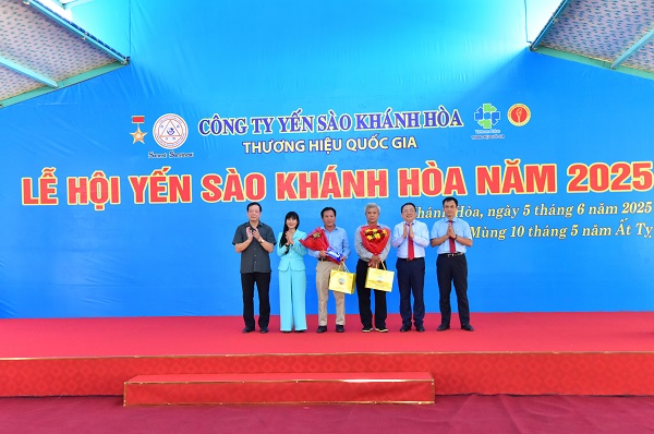 Công ty tặng quà lưu niệm cho đại diện Chi tộc họ Lê thuộc phường Vĩnh Nguyên và phường Phước Hải (TP. Nha Trang).