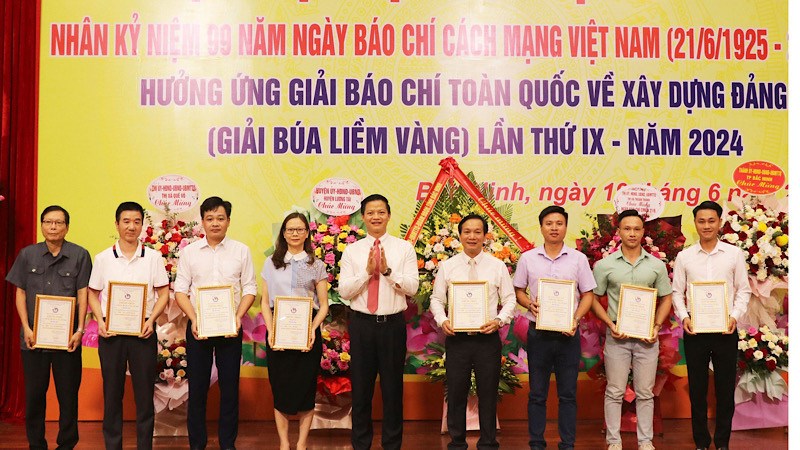 Chủ tịch UBND tỉnh Bắc Ninh Vương Quốc Tuấn chúc mừng các tác giả đoạt giải Nhất giải báo chí Ngô Gia Tự năm 2023
