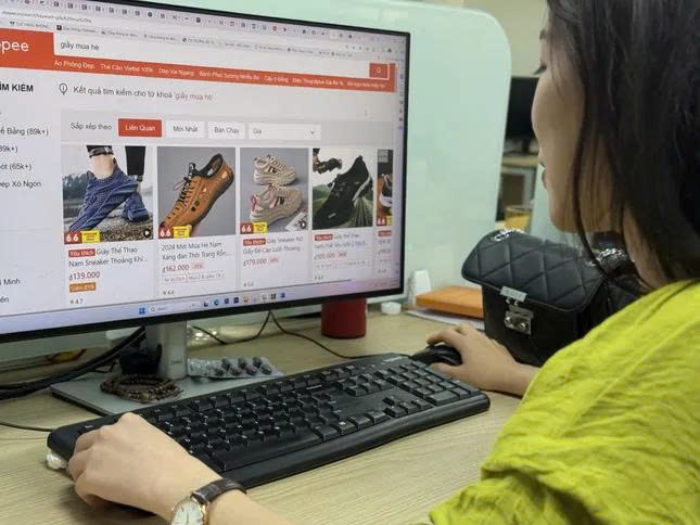 Cơ quan thuế rà soát gần 165.000 tài khoản bán hàng online.