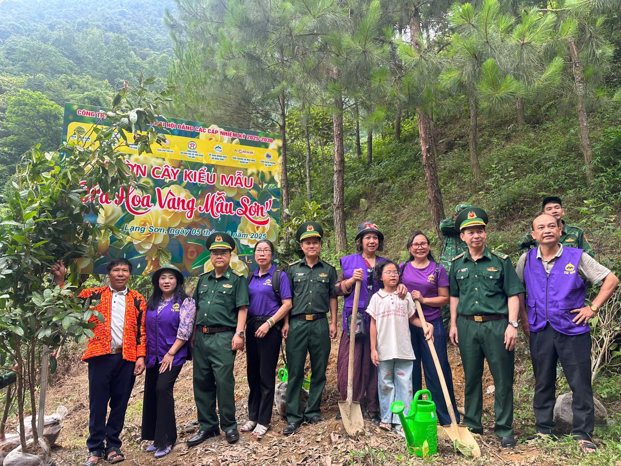 Mô hình “Vườn cây kiểu mẫu trà hoa vàng” của Đồn Biên phòng Ba Sơn là một minh chứng sinh động cho sự kết hợp giữa nhiệm vụ bảo vệ biên giới và phát triển kinh tế – xã hội. Mô hình “Vườn cây kiểu mẫu trà hoa vàng” của Đồn Biên phòng Ba Sơn là một minh chứng sinh động cho sự kết hợp giữa nhiệm vụ bảo vệ biên giới và phát triển kinh tế – xã hội.