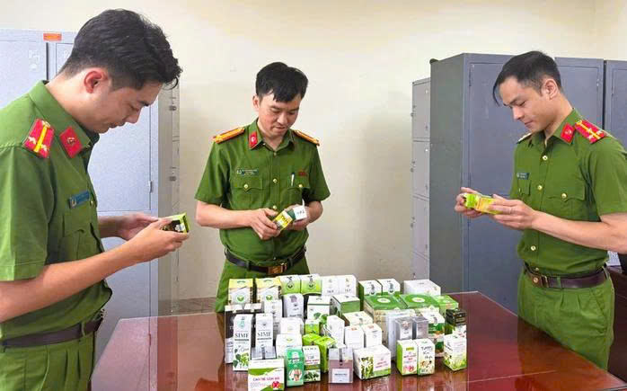 Theo Công an tỉnh Thanh Hóa, số sản phẩm này được xác định là hàng giả, có số lượng thu giữ hơn 36.000 hộp với 12 loại sản phẩm khác nhau Theo Công an tỉnh Thanh Hóa, số sản phẩm này được xác định là hàng giả, có số lượng thu giữ hơn 36.000 hộp với 12 loại sản phẩm khác nhau
