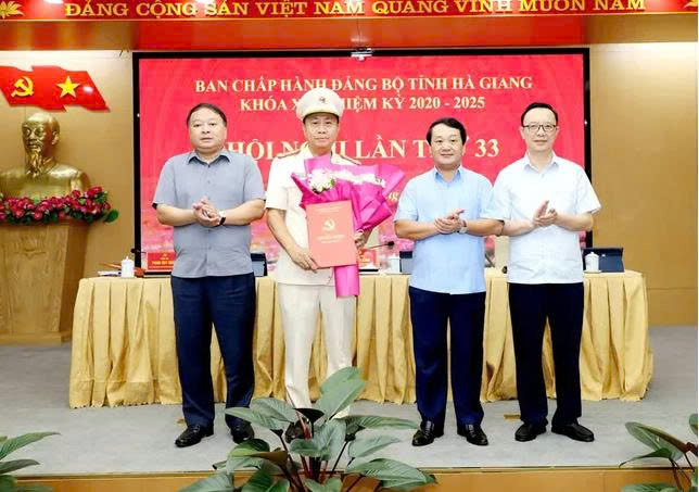 Các đồng chí lãnh đạo trao quyết định của Ban Bí thư và tặng hoa chúc mừng Đại tá Nguyễn Đức Thuận. Các đồng chí lãnh đạo trao quyết định của Ban Bí thư và tặng hoa chúc mừng Đại tá Nguyễn Đức Thuận.