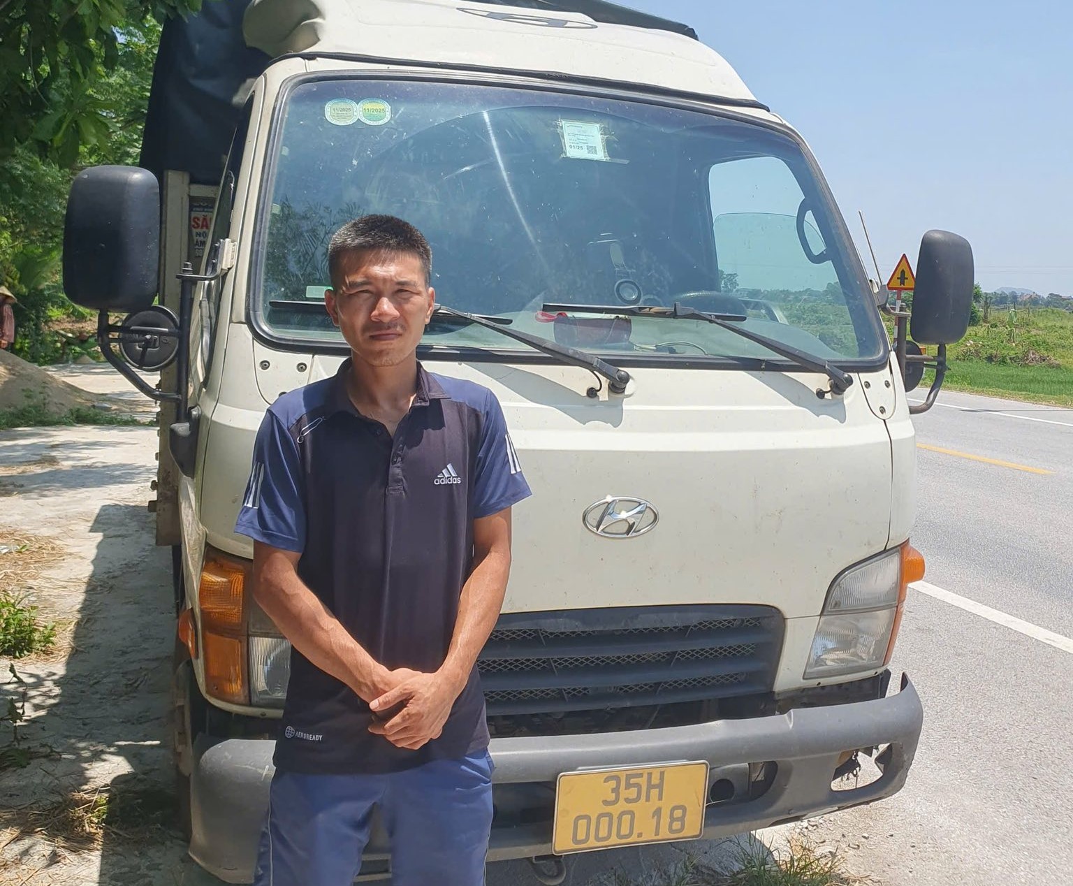 Tài xế Lê Văn Hưng cùng xe tải chở lượng lớn da, mỡ và lòng động vật không rõ nguồn gốc.