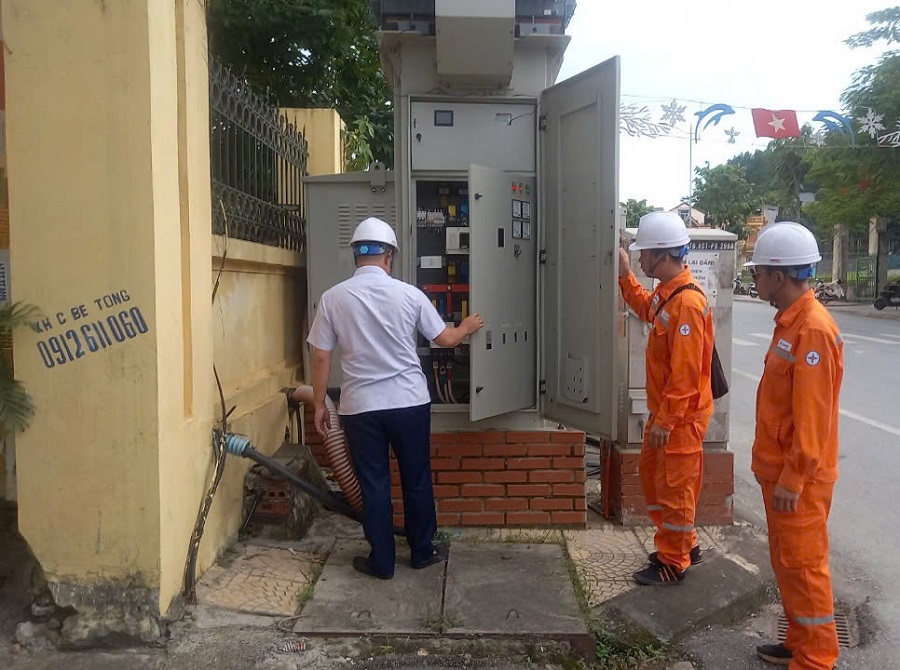 Ông Phạm Đức Thành - Quyền Giám đốc Điện lực thành phố Hạ Long trực tiếp kiểm tra chỉ đạo việc cấp điện cho các điểm thi