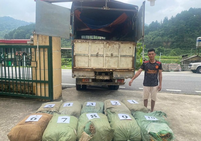 Đối tượng Mùng Văn Tài cùng tang vật. Ảnh: Huy Dương