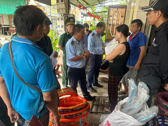 Phát hiện kho phụ tùng xe máy lậu, thu giữ hàng trăm sản phẩm không rõ nguồn gốc