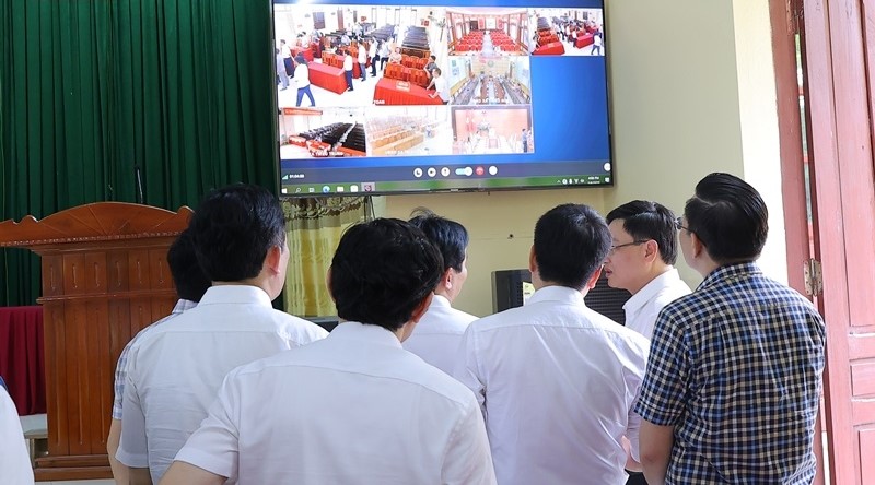 Phó Chủ tịch UBND tỉnh Mai Xuân Liêm cùng đoàn công tác đi kiểm tra tại thị trấn Hậu Hiền.