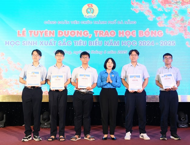 Ban Thường vụ Công đoàn Viên chức TP Đà Nẵng đã tổ chức lễ tuyên dương, trao học bổng cho 144 học sinh xuất sắc tiêu biểu.