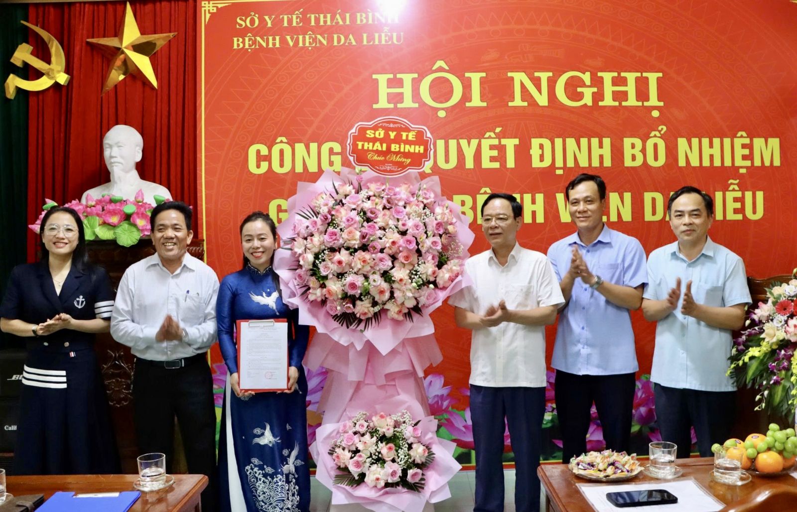 Lãnh đạo Sở Y tế trao quyết định bổ nhiệm cho Thạc sĩ, Bác sĩ Trần Thị Thái Hà. Lãnh đạo Sở Y tế trao quyết định bổ nhiệm cho Thạc sĩ, Bác sĩ Trần Thị Thái Hà.