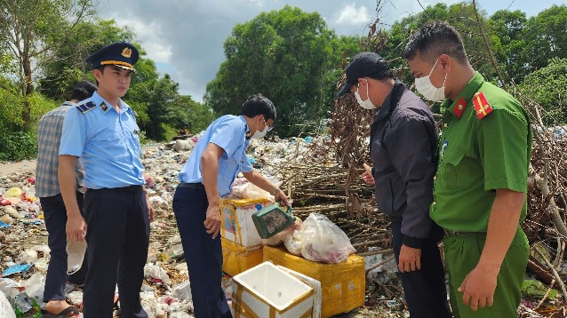 Cơ quan chức năng giám sát việc tiêu hủy hàng hóa vi phạm. Ảnh: PY Cơ quan chức năng giám sát việc tiêu hủy hàng hóa vi phạm. Ảnh: PY