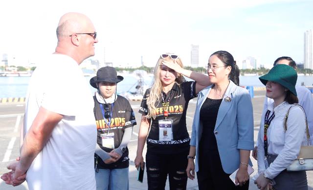 Phó Chủ tịch UBND TP Đà Nẵng Nguyễn Thị Anh Thi chào mừng đội pháo hoa Ba Lan trở lại DIFF 2025 và chúc mừng toàn đội có màn trình diễn thành công.
