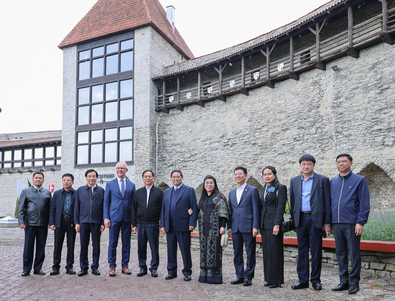 Thủ tướng và Phu nhân chụp ảnh lưu niệm tại phố cổ Tallinn - Ảnh: VGP/Nhật Bắc