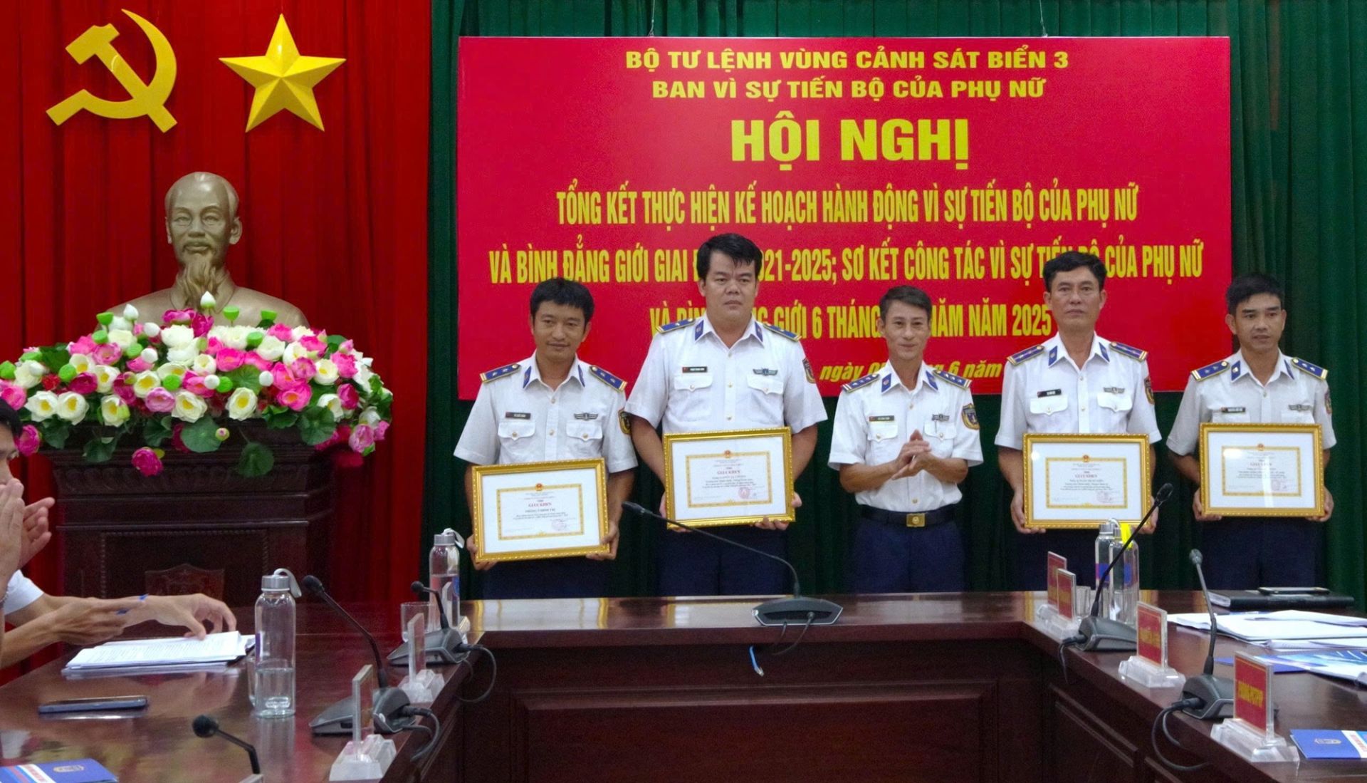 Bộ Tư lệnh Vùng Cảnh sát biển 3 khen thưởng các tập thể, cá nhân Bộ Tư lệnh Vùng Cảnh sát biển 3 khen thưởng các tập thể, cá nhân