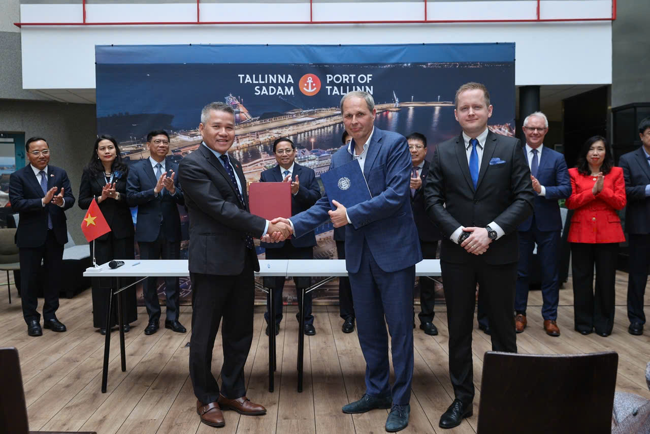 Thủ tướng Phạm Minh Chính chứng kiến Tổng công ty Hàng hải Việt Nam (VIMC) trao đổi và ký thoả thuận (MOU) về hợp tác chuyển giao công nghệ vận hành cảng thông minh với Cảng Talinn