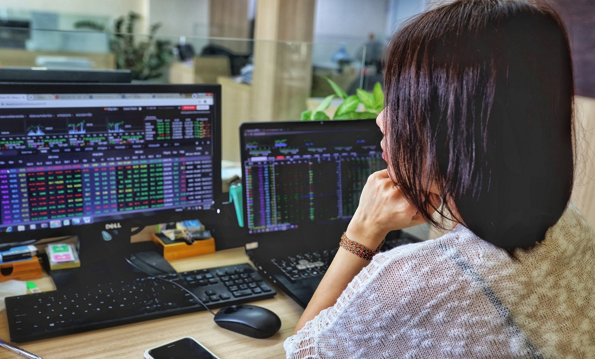 VN-Index hôm nay: Nhà đầu tư lưu ý áp lực chốt lời cổ phiếu ngắn hạn. Ảnh internet.