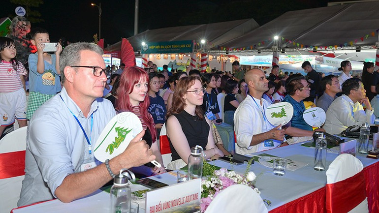 Nhiều đại biểu quốc tế tham dự Hội chợ Du lịch quốc tế Lào Cai năm 2025.