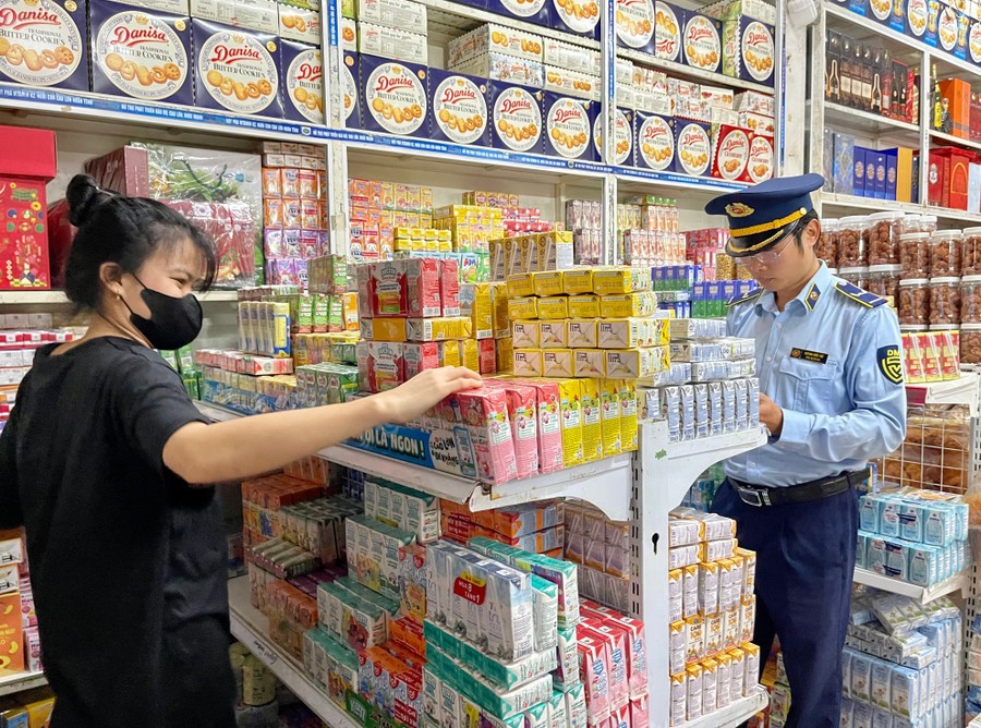 Các ngành chức năng của tỉnh đang nỗ lực triển khai thực hiện cao điểm đấu tranh đẩy lùi tình trạng buôn lậu, gian lận thương mại, hàng giả. (Ảnh: Vũ Thảo) Các ngành chức năng của tỉnh đang nỗ lực triển khai thực hiện cao điểm đấu tranh đẩy lùi tình trạng buôn lậu, gian lận thương mại, hàng giả. (Ảnh: Vũ Thảo)