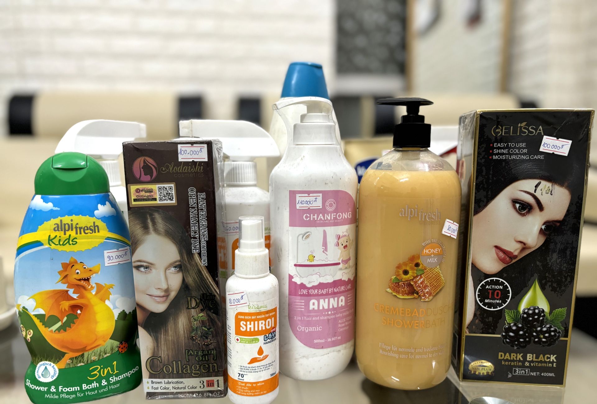 Hải Dương: Thu giữ 926 sản phẩm mỹ phẩm, chế phẩm diệt khuẩn quá hạn sử dụng