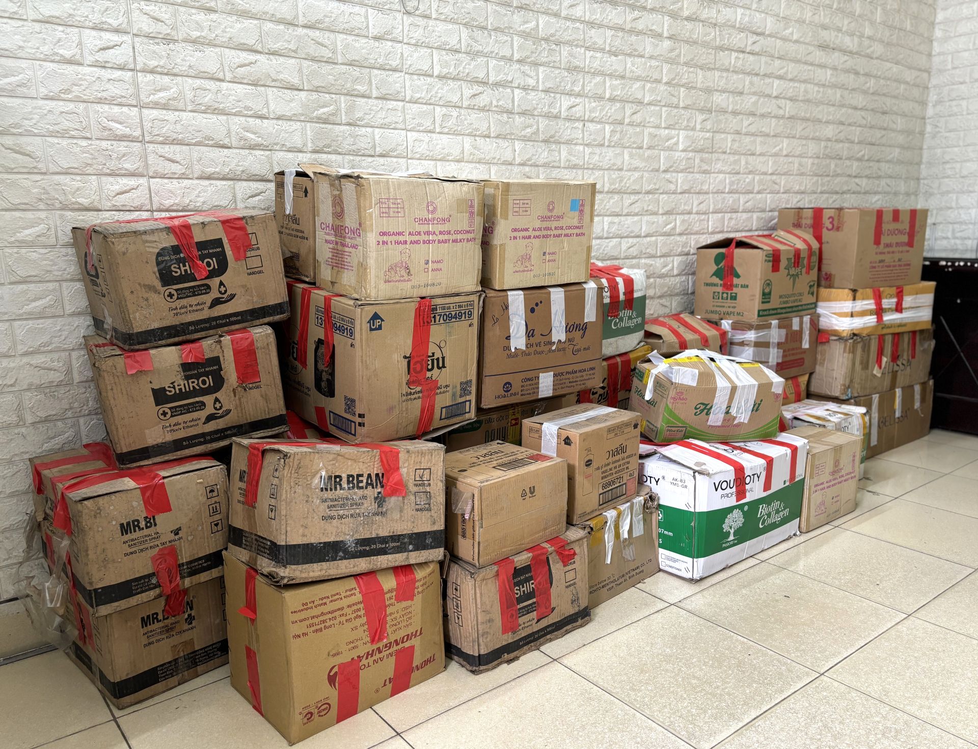 Lô hàng hóa vi phạm bi niêm phong, tạm giữ