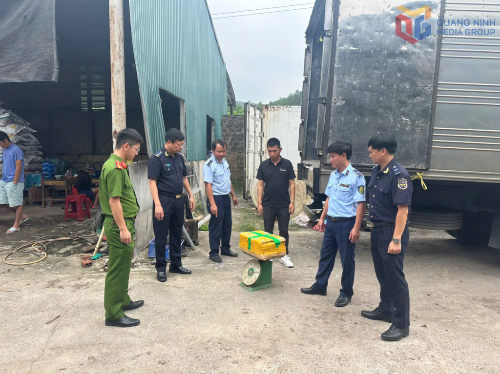 Ngày 27/5, tại Thôn 5, xã Quảng Nghĩa (Móng Cái), Đội Kiểm soát hải quan phối hợp với Đội Quản lý thị trường số 4 - Chi cục Quản lý thị trường tỉnh Quảng Ninh) bắt giữ hơn 25 tấn hàng hóa không rõ nguồn gốc, xuất xứ Ngày 27/5, tại Thôn 5, xã Quảng Nghĩa (Móng Cái), Đội Kiểm soát hải quan phối hợp với Đội Quản lý thị trường số 4 - Chi cục Quản lý thị trường tỉnh Quảng Ninh) bắt giữ hơn 25 tấn hàng hóa không rõ nguồn gốc, xuất xứ