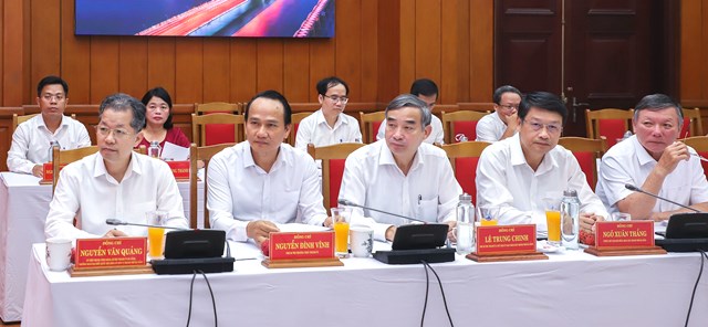 Các đồng chí lãnh đạo thành phố dự buổi làm việc.
